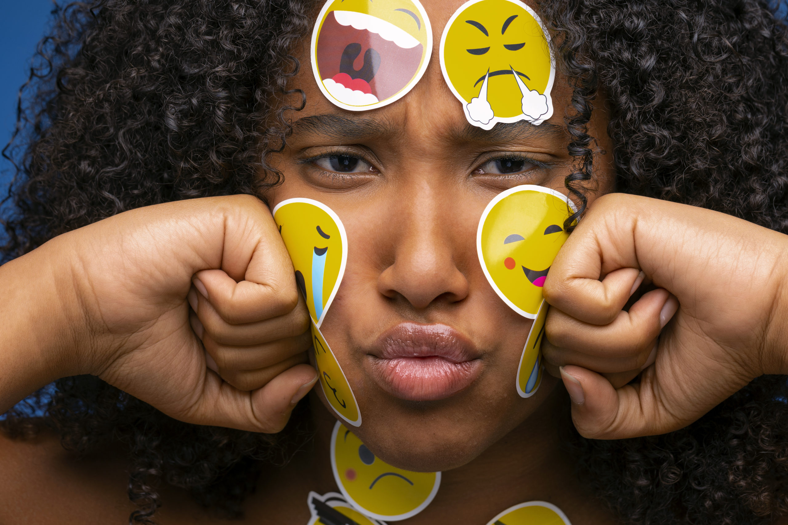 front-view-sad-woman-with-emojis-face gestion émotions